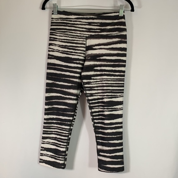 Nike Dri-Fit Black & White Zebra Striped Athletic Cropped Leggings Capris - Picture 1 of 7
